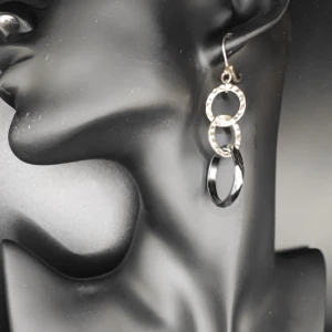 Handgjorda örhängen  - Min mamma tillverkar och designar egna smycken. De är ca 4.5 cm långa. 