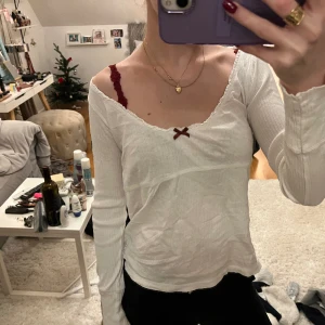 Odd Molly topp - Vit odd Molly topp. Storlek 0/xs. Säljer pågrund av att den ej används.