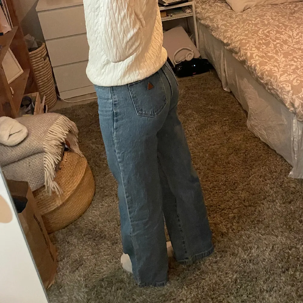 Supersnygga och sköna jeans! Högmidjade och i nyskick! Skulle säga att dem är storlek xs💕. Jeans & Byxor.