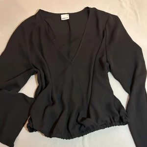 Svart blus - Svart blus, tunn i storlek 36