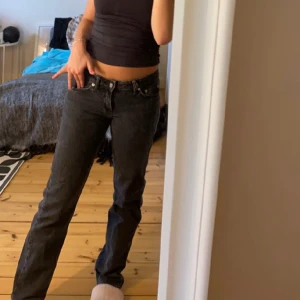 Lågmidjade jeans  - Intressekoll på dessa jeans då jag är osäker. Nypris 500kr. Pris kan diskuteras vid snabb affär