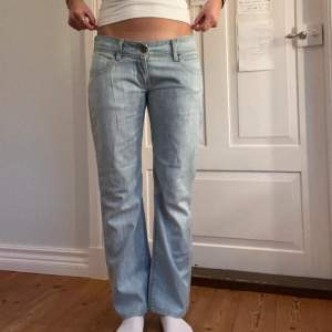 Lågmidjade vintage jeans.  Jag på bilden är 170cm.  Midjemåttet: 40cm (från sida till sida)  Lårmått: 25cm  Inerbenslängd: 72cm Inga defekter 💕 använd dig utav köp nu🫶