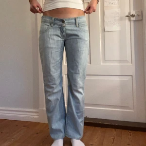 Lågmidjade Levis jeans  - Lågmidjade vintage jeans.  Jag på bilden är 170cm.  Midjemåttet: 40cm (från sida till sida)  Lårmått: 25cm  Inerbenslängd: 72cm Inga defekter 💕 använd dig utav köp nu🫶