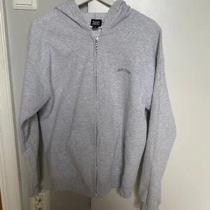 Grå ziphoodie - En fin grå ziphoodie från BDG Jeans av Urban Outfitters. Fint skick och endast använd ett fåtal gånger. Passar både tjejer och killar, stl S