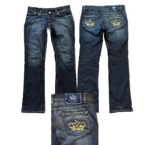 Lågmidjade vintage jeans.  Jag på bilden är 170cm.  Midjemåttet:44cm (från sida till sida)  Lårmått: 27cm  Inerbenslängd: 83cm Inga defekter 💕 använd dig utav köp nu🫶