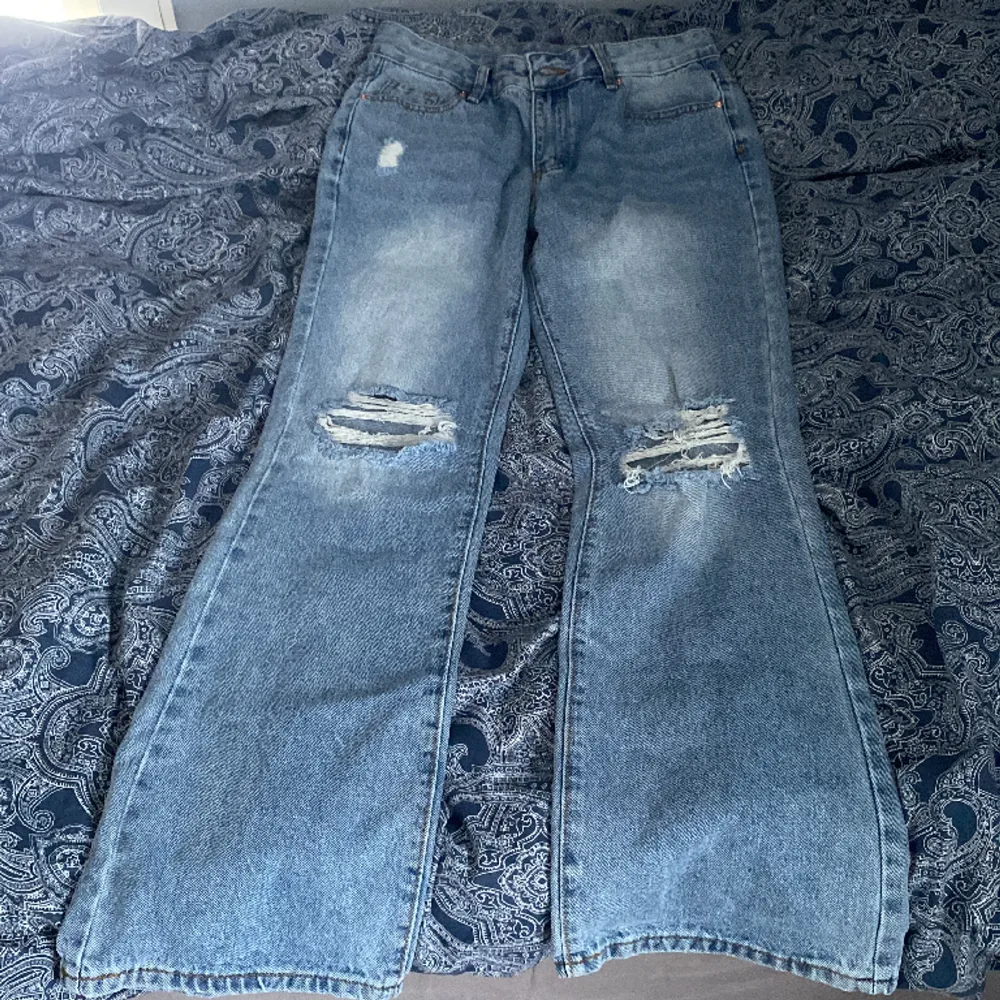 Det är ett par SHEIN byxor i stolek S som är helt nya säljer dem då det är förstöra för mig.  Nypris 270kr  Säljer nu för 220kr  + frakt  Betala via swisha hält . Jeans & Byxor.