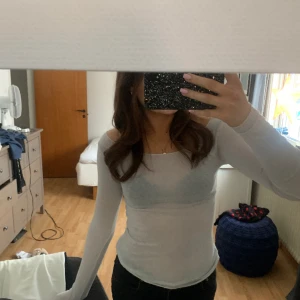 Designbysi topp - Silverglittrig tunn topp från designbysi som är helt oanvänd, prislapp kvar