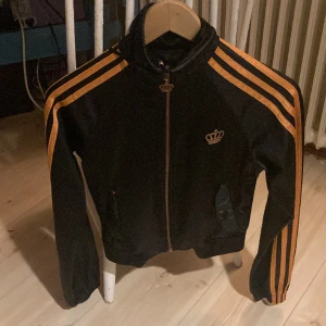 Adidas x Respect me zip 🔝 💕 - Adidas X respect me zip up, från 2000-talet. Har coola ”kron” detaljer på bröstkorgen och på dragkedjan. Jag köpte den second hand, men har inga tecken på användning💕