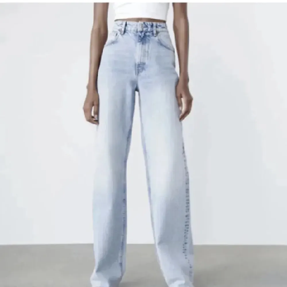 Ljusblå jeans från zara i nyskick. Pris kan diskuteras💗 skriv för fler bilder. Jeans & Byxor.