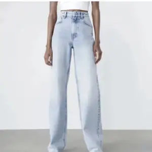 Ljusblå jeans från zara i nyskick. Pris kan diskuteras💗 skriv för fler bilder