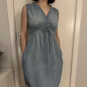 Jeans klänning - Jeans klänning. Mama modell. Nyskick.