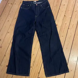 Snygga Only-jeans i mörkblå. Storlek 32x32. Sparsamt använda.