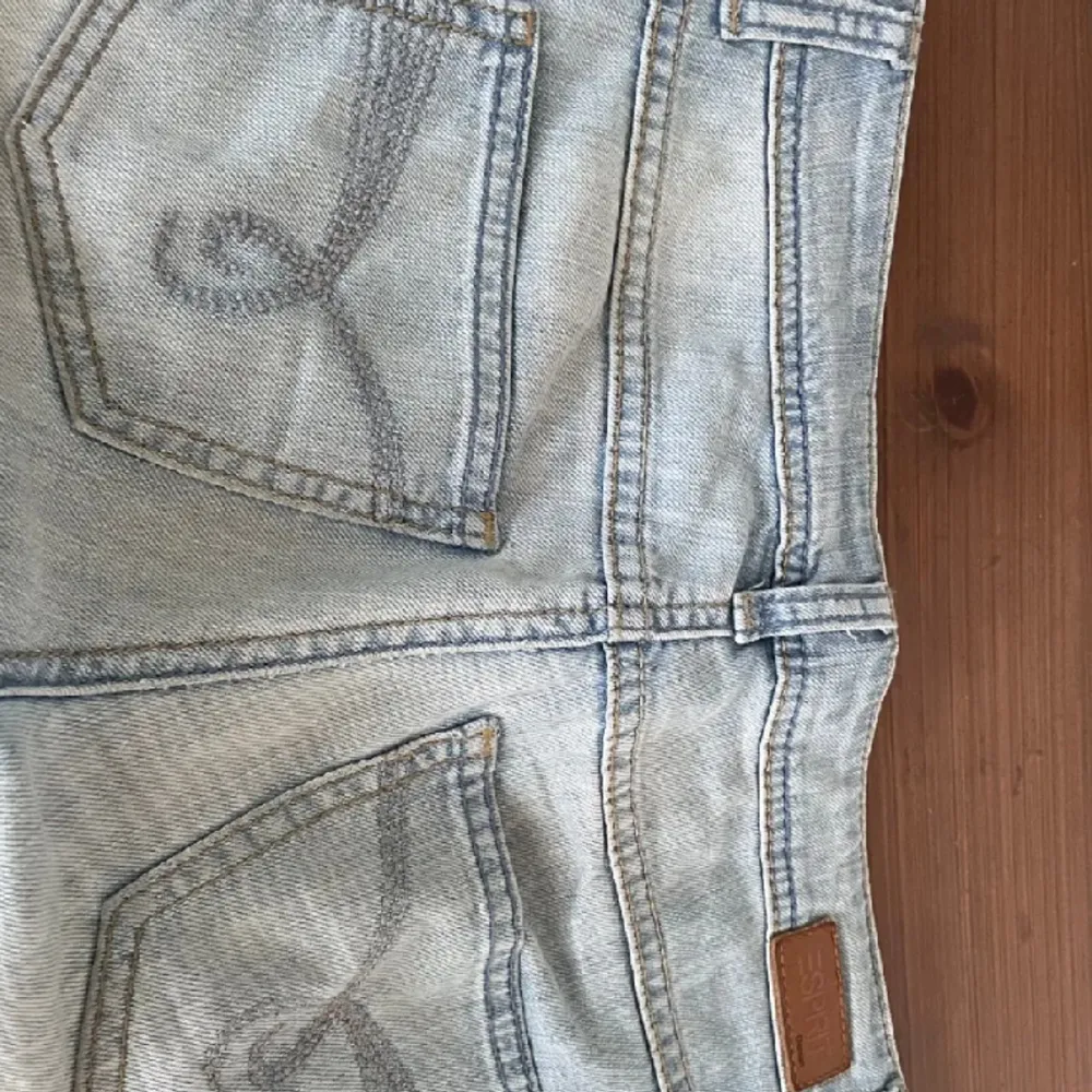 Säljer dessa fina lågmidjade jeans (pris + frakt)🫶🏻. Jeans & Byxor.