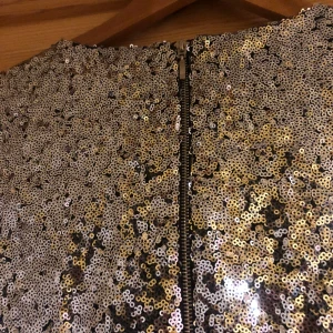 Paljett Tshirt - Oanvänd tshirt med paljetter. Dragkedja på ryggen. 