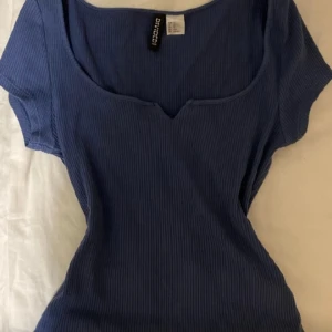 T-shirt - Fin t-shirt från H&M divided. Använd en gång, Inga defekter, nypris ca 250kr. Nyskick. Hör av dig vid frågor eller intresse, pris kan diskuteras💗