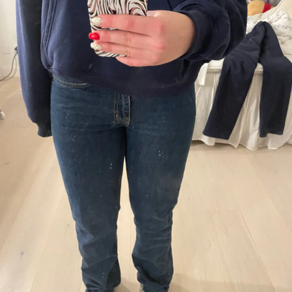assnygga lågmidjade jeans ifrån Bikbok i storlek w28 l32. ”Low straight” heter byxorna. Jag skulle inte säga att de är jättelågmidjade men mittemellan lågmidjat och midwaist. Jag är ca 162cm lång. Nypris 600. Knappt använda . Jeans & Byxor.