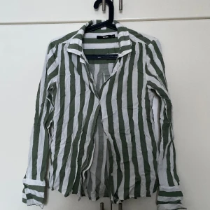 Randig skjorta - En randig v-ringad skjorta från Bik Bok. Storlek XS