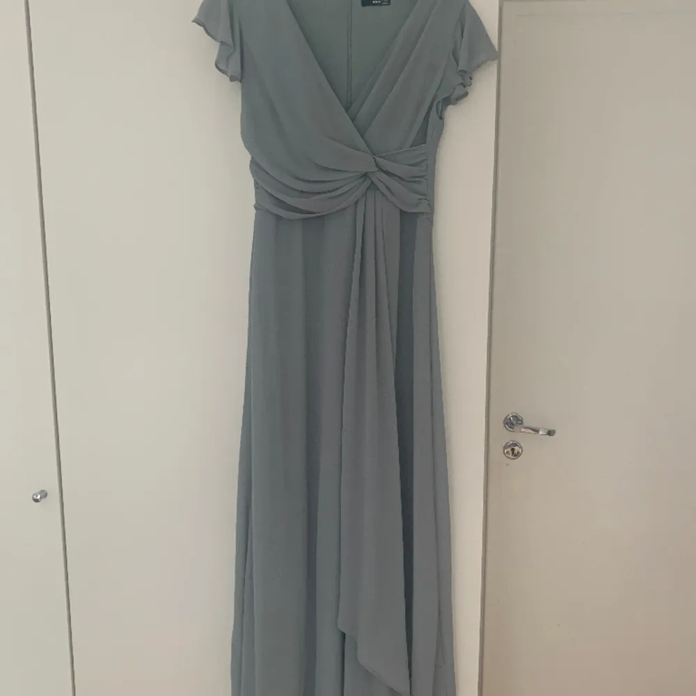Nu säljer jag min super fina grå/gröna balklänning i storlek 36 som passar mig som är 166cm lång. Klänningen är ifrån asos och köptes för 900kr, säljer för 700kr.  Den är endast använd 1 gång så är i mycket bra skick.  Tryck gärna på köp nu. . Klänningar.