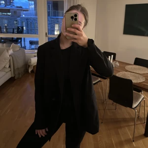 Svart blazer  - Svart blazer från behrska. Är lite trasig på insidan (se bild) men är inget som syns utanifrån och lätt att laga💕