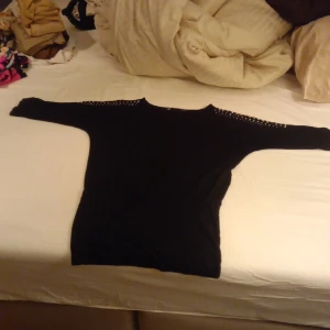 Svart tröja  - En jättesöt tröja passar till nyår,fest och mycket mer speciellt 