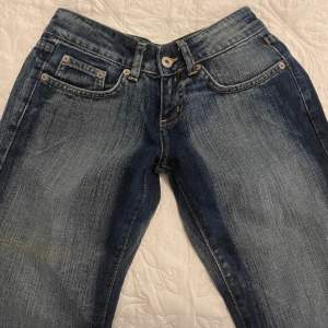 Säljer dessa lowwaist bootcut jeans köpta secondhand då de tyvärr var för små för mig. De är i topp skick utan defekter. Skriv vid fler frågor🫶🏼