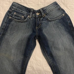 Lowwaist bootcut jeans - Säljer dessa lowwaist bootcut jeans köpta secondhand då de tyvärr var för små för mig. De är i topp skick utan defekter. Skriv vid fler frågor🫶🏼