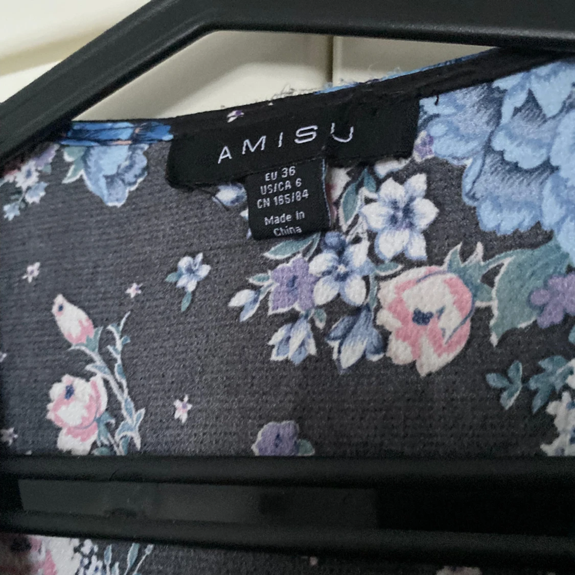 Blommig omlottklänning