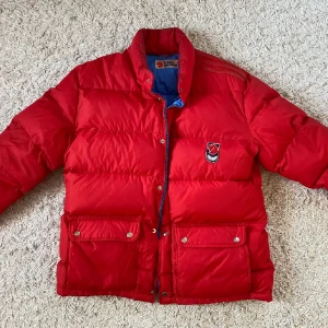Fjällräven jacka - Otroligt fin unik fjällrävenjacka. Röd med blå insida, snygga fickor och detaljer. Knappt använd och i mycket fint skick. Äkta såklart. Varm och bekväm. Skriv gärna frågor i dm. Om många är intresserade blir det budgivning. 