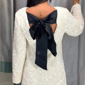 Glitter klänning - Säljer denna populära slutsålda glitter klänningen. Aldrig använd eftersom klänningen kom efter nyår🤍