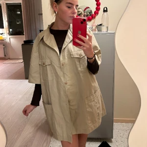 Jeansskjorta klänning - Cool jeans skjorta klänning i kort modell, kan användas som en större skjorta uppknäppt!