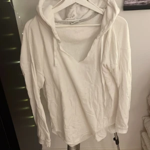 Vit hoodie  - Vit hoodie utan magficka. Lös passform  Stor huva, djup urringning Storlek L  Aldrig använd 