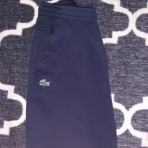Lacoste byxor mörkblå - 👋🏽 hej! Säljer min Lacoste byxa då den inte passar in i min garderob, byxorna är som ny. Jag köpte dom från zalando för 800kr 