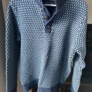 Stickad tröja, Tommy Hilfiger - Storlek M, i fint skick. 79% ull och 21% nylon.