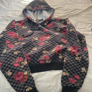 Snygg Vans Luvtröja - Fin vans luvtröja använda ett par gånger kontakta mig först innan du väljer för att köpa den 💕