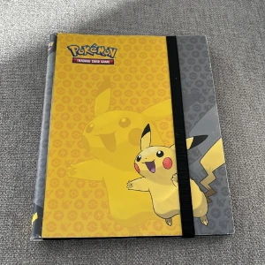Bok till Pokémon kort - En bok i fint skick, sidorna är 3•3 så på en sida får du plats med 9 kort, och på ett uppslag får du plats med 18 kort. Man får med alla kort jag har. Finns att hämta i Kungälv men kan eventuellt mötas upp i Göteborg😊