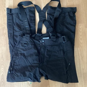 Bik Bok skidbyxor - Ett par fina skidbyxor från BikBok. Byxorna kan justeras i midjan och har hängslen. För mig som har S är dom bra i midjan men för korta på längden då jag är 177. Tryck gärna på köp nu❤️