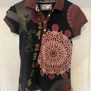 desigual pike tröja - bra skick, lappen på insidan är lite bortskavd annars inga defekter. kontakta mig innan köp