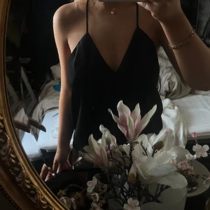 Blus - Superfin blus/linne med öppen rygg. 