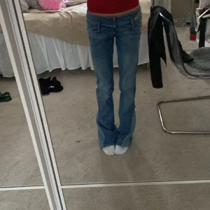 Diesel jeans  - Köpta men säljer igen då de var lite för stora. De är omgjord till bootcut.