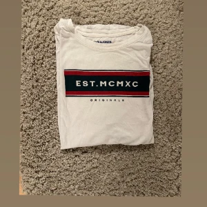 T shirt herr - Jack&Jones t shirt i storleken M (herr). 