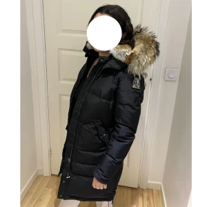 Longbear - Parajumpers jacka i modell "Longbear" som är i storlek S. Har använt jackan under en halv vinter skonsamt, därav inga defekter eller slitage. Den är i topp skick precis som ny. Ordinarie priset är 10 499kr. Priset går att diskutera.