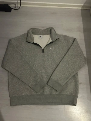 Halv zip Nike  - Halv zip Nike, är knappt använd, har använd den typ 3 gånger ganska ny, storlek XL perfekt för kalla dagar ❄️