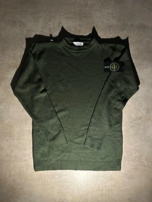 Mörkgrön stickad tröja Stone Island - Hör av vid minsta fundering 💫