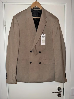 Lindbergh - kostym  - Lindbergh - kostym strl 50 Både kavaj + byxa Aldrig använd, cond 10/10 Nypris 2.799:- Mitt pris 1.700:- 