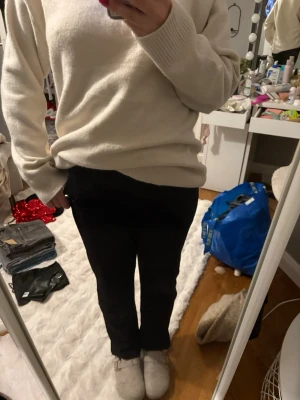 Svarta raka byxor i bomull - Säljer ett par svarta byxor med rak passform. De har en klassisk look och är tillverkade i mjukt bomullsmaterial. Perfekta för dig som gillar en enkel och clean stil.