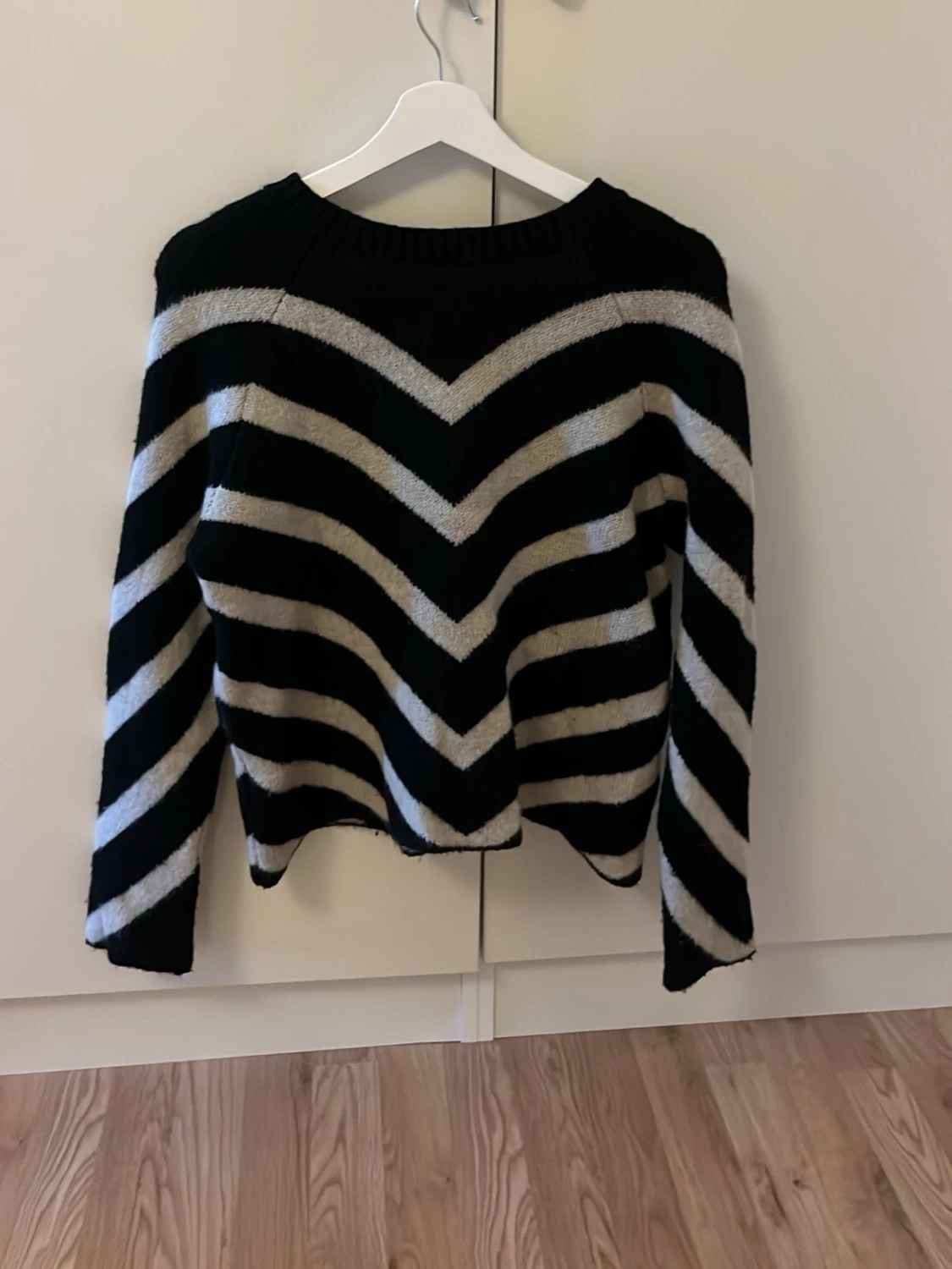 Svart och vit randig stickad tröja ONLY