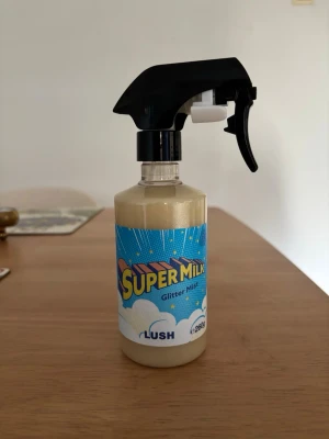 Super Milk Glitter Mist 260g - I princip oanvänd, sprayat vid 1 tillfälle. Köpt i butik i November.
