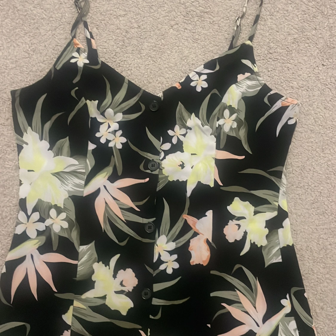 Svart långklänning med blommigt mönster - 1