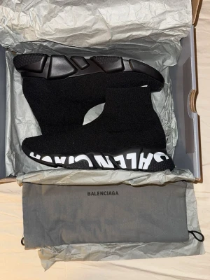 Balenciaga Speed Trainer sneakers svart - Säljer ett par svarta Balenciaga Speed Trainer sneakers med vit logga på sulan. Skorna har en strumpliknande passform i stickad syntet och chunky svart sula med grafiska detaljer. Sällsynta skor inte ofta man ser dem.