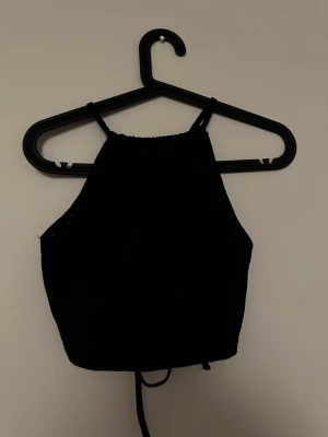 Svart topp med snygg rygg - Svart topp med knytning i ryggen